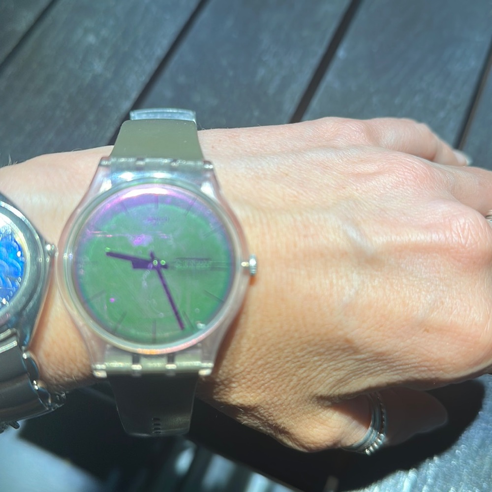 Green/iridescent purple swatch